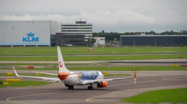 Uçak kalkıştan önce kalkıyor.