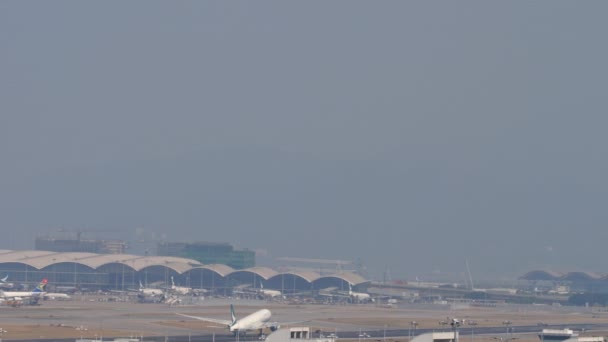 Vliegtuig vertrek van Chek Lap Kok International Airport, Hong Kong — Stockvideo