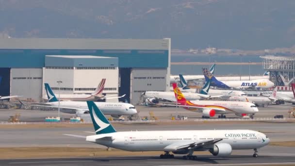 Verkehr auf dem Chek Lap Kok International Airport, Hongkong — Stockvideo