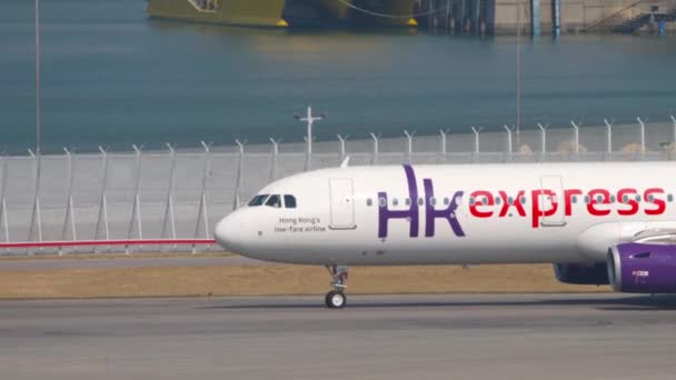 Airbus A321 zawraca przed odlotem z międzynarodowego lotniska w Hongkongu — Wideo stockowe