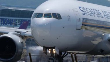 Uçak kalkmadan önce piste dönün.