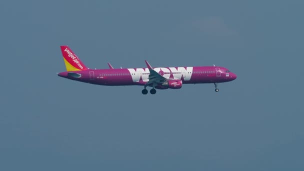 Thaivietjet Airbus A321 zbliża się nad oceanem — Wideo stockowe