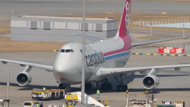 Boeing 747 vor Abflug zurückgestoßen — Stockvideo