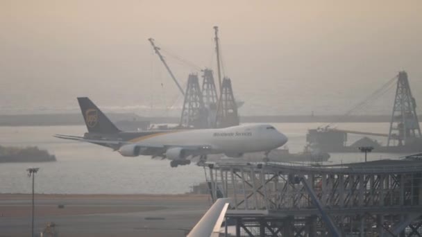 Boeing 747 zbliża się w Hongkongu intrenational lotnisko — Wideo stockowe