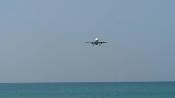 Airplane approaching over ocean — Stock Video