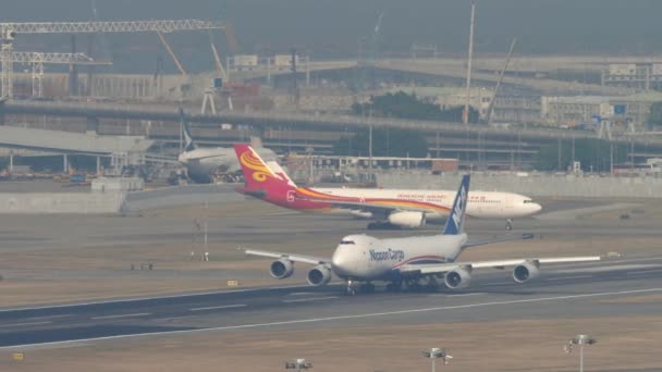 Nippon Kargo Boeing 747 Hong Kong 'dan kalkıyor. — Stok video
