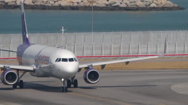 Airbus A321 vira caminho antes da partida do Aeroporto Internacional de Hong Kong — Vídeo de Stock