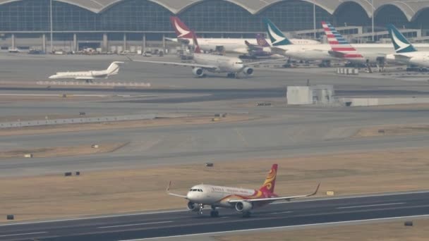 Hong Kong Airlines Airbus A320 odlétá z Hong Kongu — Stock video