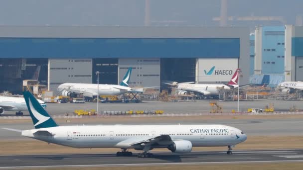 Abflug des Flugzeugs vom Internationalen Flughafen Hongkong — Stockvideo