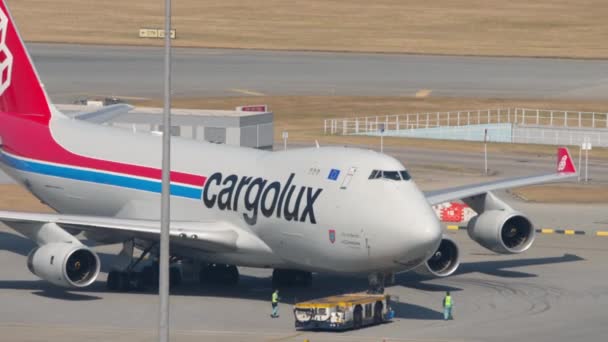 Boeing 747 vor Abflug zurückgestoßen — Stockvideo