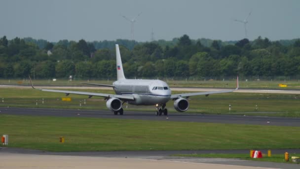 Avión en rodaje antes de la salida — Vídeos de Stock