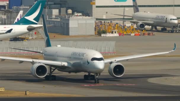 Abflug des Flugzeugs vom Internationalen Flughafen Hongkong — Stockvideo