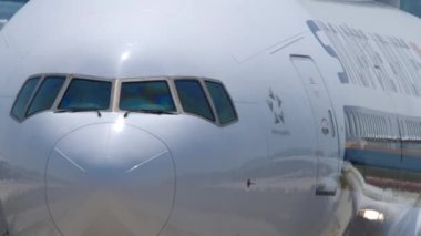 Uçak kalkmadan önce piste dönün.