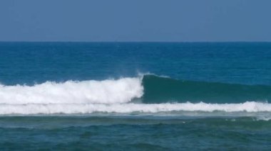 Mercan Kayalıklarında Dalgalar