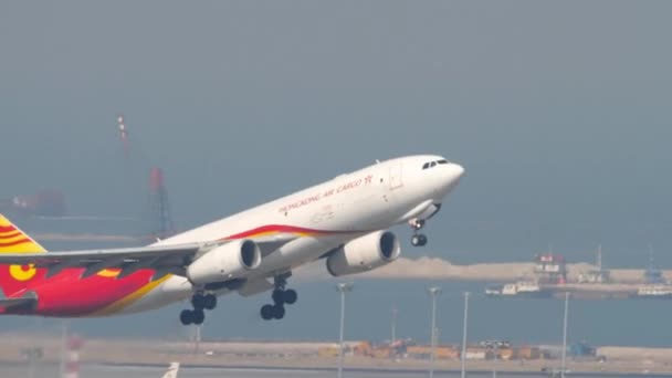 Hong Kong Air Cargo Airbus A330 vertrek uit Hong Kong — Stockvideo