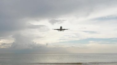 Okyanus üzerinden yaklaşan uçak.