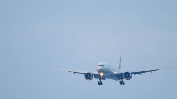 北风波音777飞机着陆 — 图库视频影像