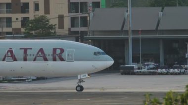 Uçak indikten sonra kalkıyor.