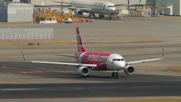 Airbus A320 развернулся перед вылетом из международного аэропорта Гонконга — стоковое видео