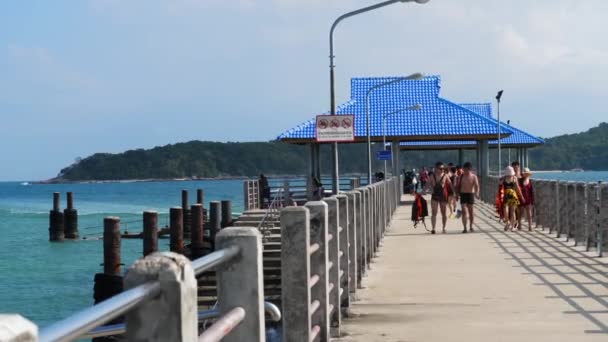 Touriste asiatique sur Raway peer, Phuket, Thaïlande — Video