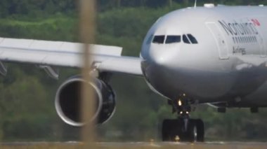 İnişten sonra Airbus A330 kalkıyor.