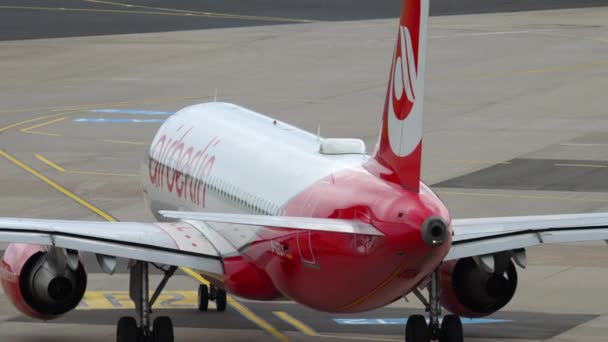 Airberlin Airbus A320 taxning — Stockvideo