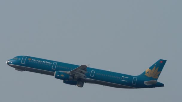 Vietnam Airlines Airbus A321 відправляє з Гонконгу — стокове відео