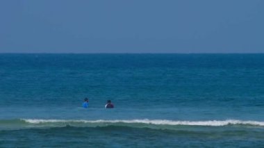 Mercan Kayalıklarında Dalgalar