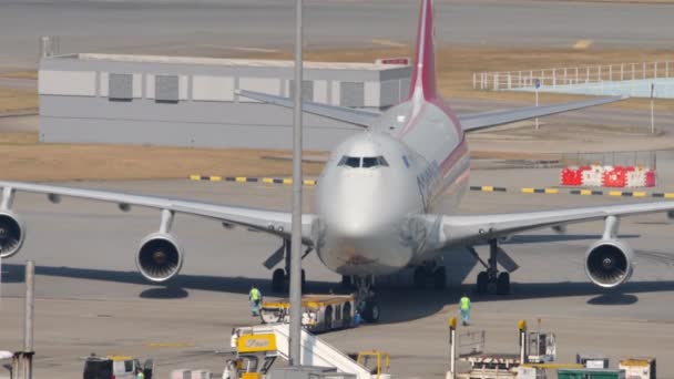 Boeing 747 vor Abflug zurückgestoßen — Stockvideo