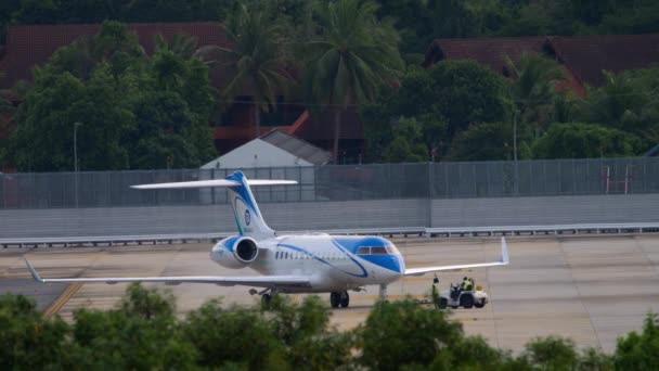 Privé-vliegtuig slepen in Phuket luchthaven — Stockvideo