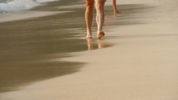 Mezítlábas strand séta — Stock videók