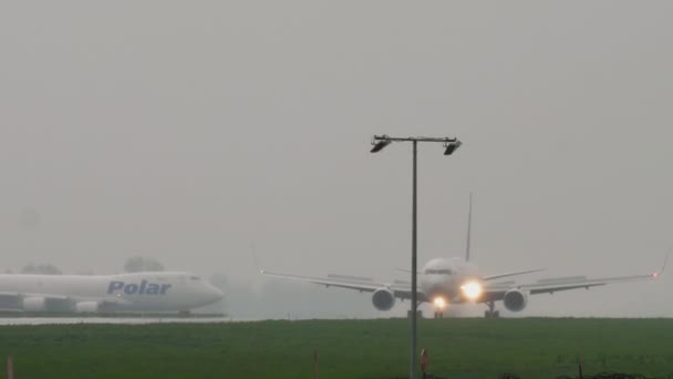 Widebody vliegtuig landing bij regenachtig weer — Stockvideo