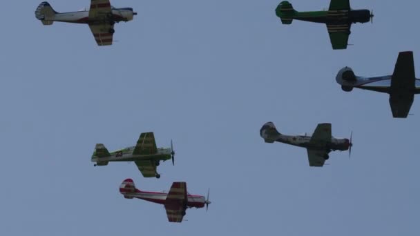 Aviones deportivos Yakovlev familia rendimiento grupo vuelo acrobático — Vídeo de stock