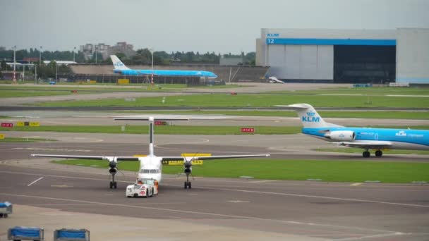 FlyBE Bombardier Dash 8 Q400 vontató indulás előtt — Stock videók