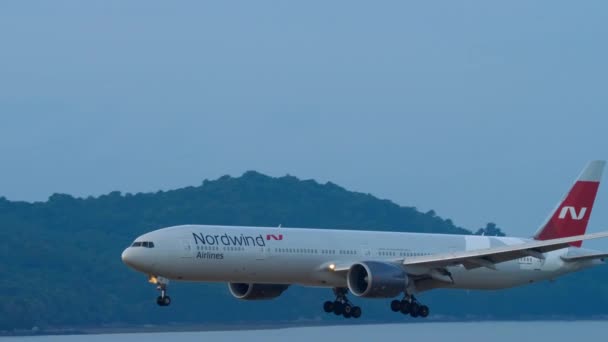 Nordwind Boeing 777 iniyor. — Stok video