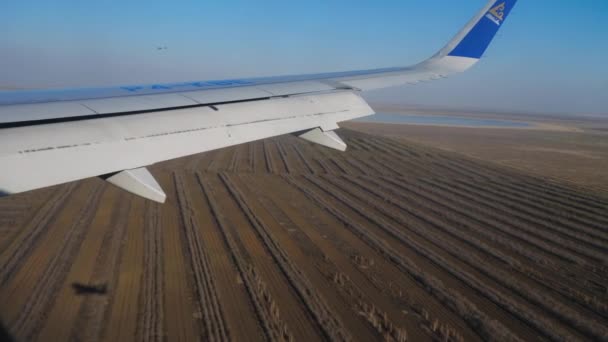 Luftaufnahme aus dem sinkenden Flugzeug — Stockvideo