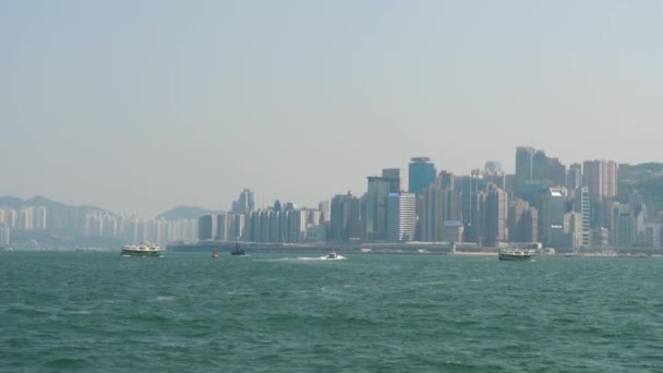 Utsikt från Star ferry vid Victoria Harbor i Hongkong — Stockvideo