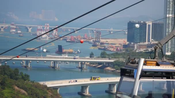 Ngong Ping linbana med Scenic Hill i bakgrunden — Stockvideo