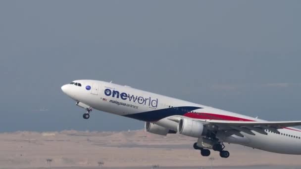 Malaysia Airlines Airbus A330 berangkat dari Hong Kong — Stok Video