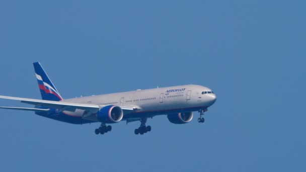 Aeroflot Boeing 777 zbliża się nad oceanem — Wideo stockowe
