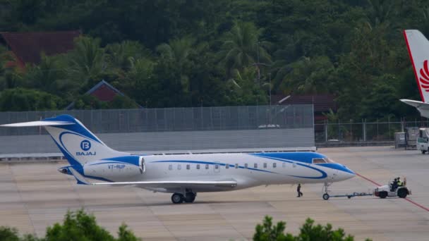 Phuket havaalanında özel uçak çekiciliği. — Stok video