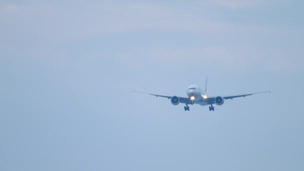 Groot vliegtuig nadert voor de landing — Stockvideo