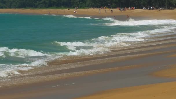 A turista a homokos strandon Mai Khao strand közelében Phuket repülőtér — Stock videók