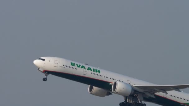 Eva Air Boeing 777 avgång från Hongkong — Stockvideo