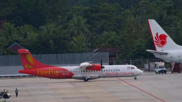Phuket havaalanında özel uçak çekiciliği. — Stok video