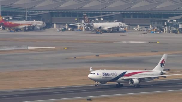 Malaysia Airlines Airbus A330 vertrek uit Hong Kong — Stockvideo