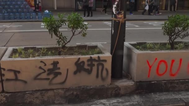 Abdrücke von Slogans auf der Straße von Hongkong — Stockvideo