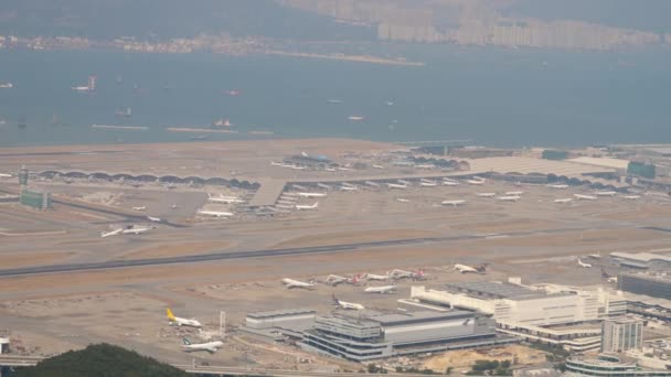 Widok z lotniska Chek Lap Kok z kabiny kolejki linowej — Wideo stockowe