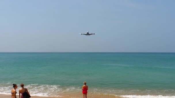 Flygplan närmar sig över havet — Stockvideo