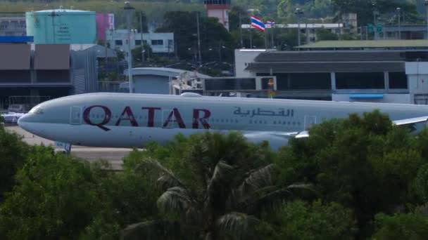 Qatar Boeing 777 aterrizaje — Vídeos de Stock